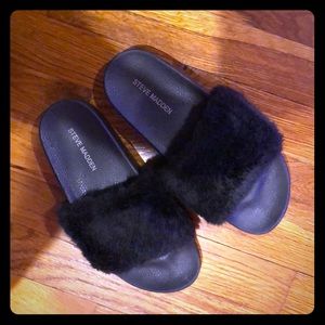 Black faux fur  Steve Madden slides